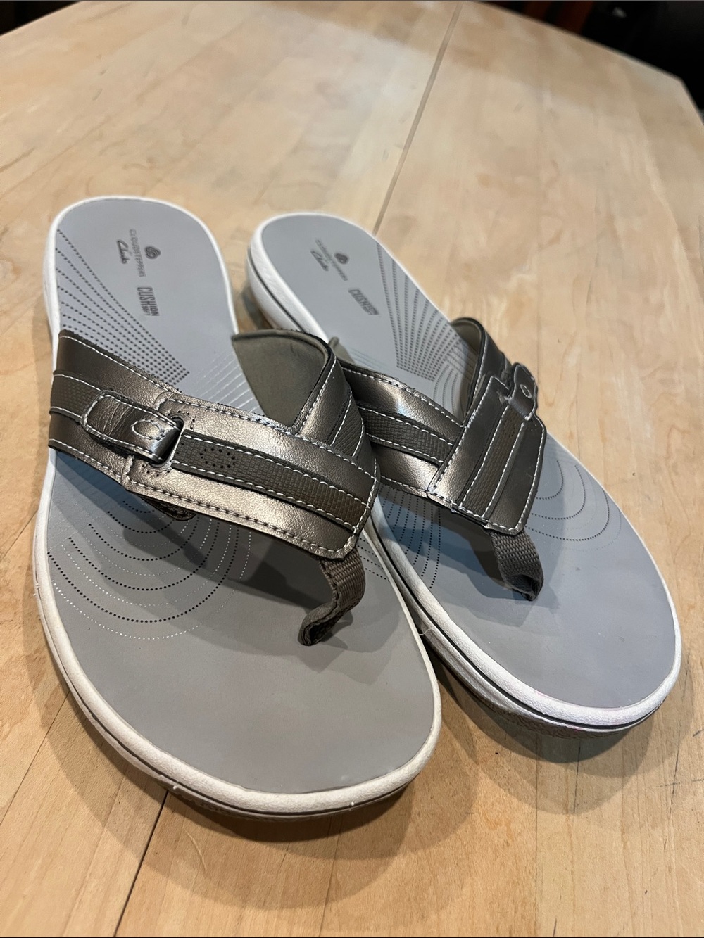 Clarks Cloudsteppers Pewter Cushion Soft Flip Flop size 10 women’s